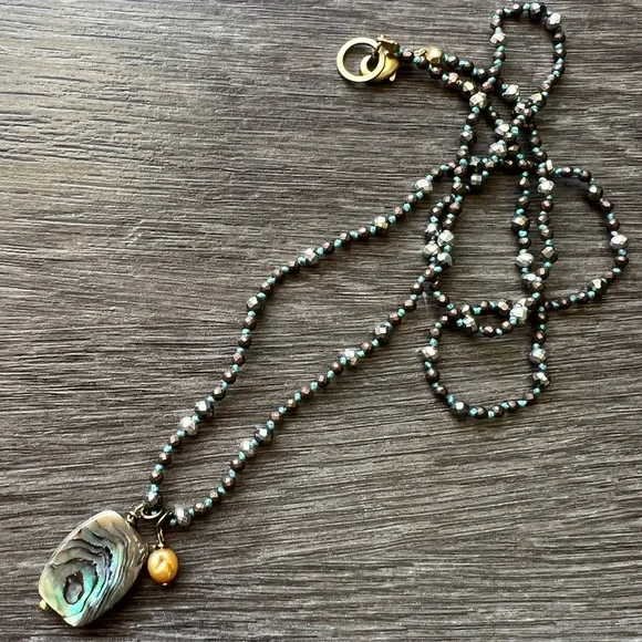 Handmade hand knotted little gemstone necklace with abalone pearl charm - Picture 7 of 8